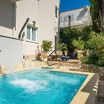 Aura - Comfort 8 With Shared Swimming Pool *