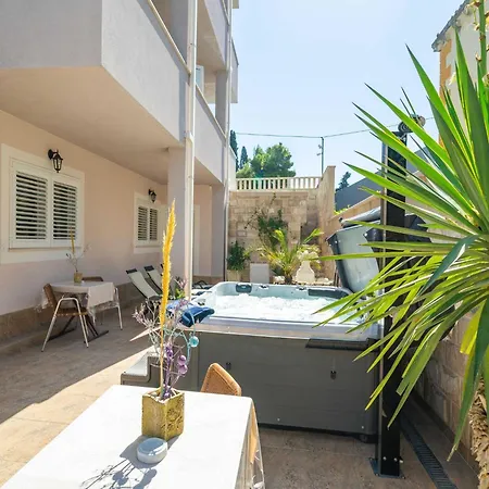 Aura - Comfort 8 With Shared Swimming Pool Apartment *