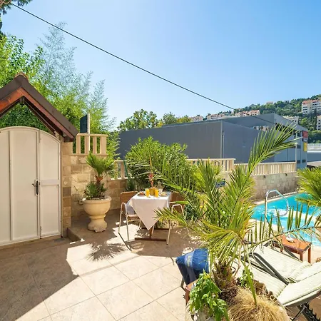 Aura - Comfort 8 With Shared Swimming Pool