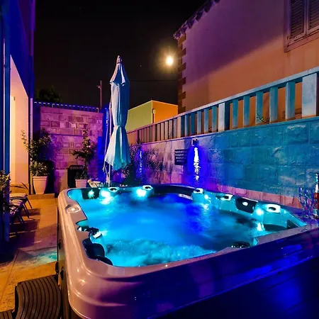 Aura - Comfort 8 With Shared Swimming Pool