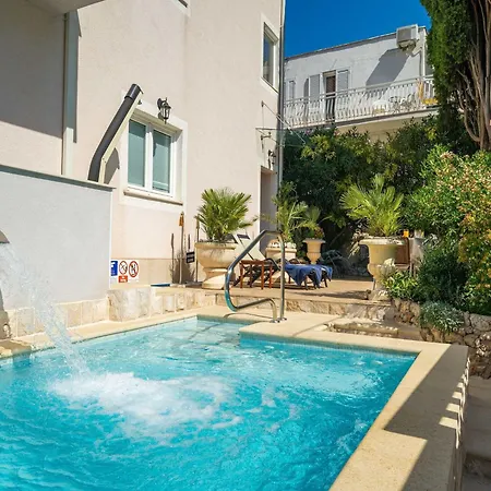 Aura - Comfort 8 With Shared Swimming Pool *