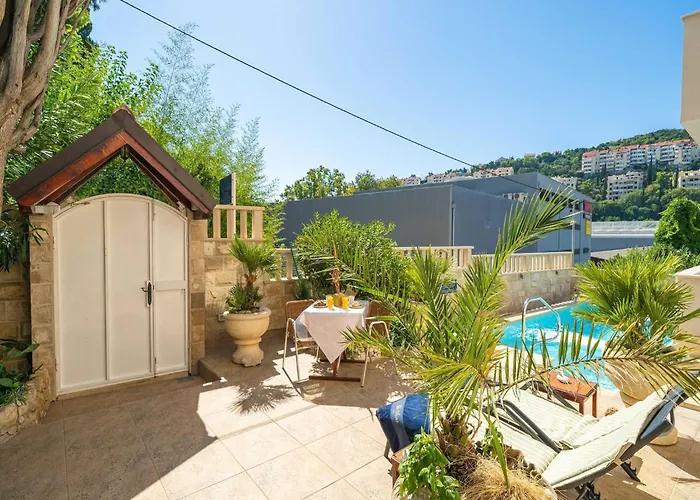 Aura - Comfort 8 With Shared Swimming Pool