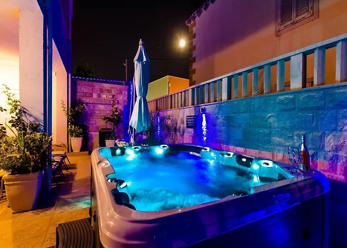 Aura - Comfort 8 With Shared Swimming Pool