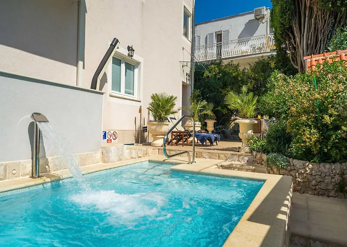 Aura - Comfort 8 With Shared Swimming Pool *