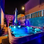 Aura - Comfort 8 With Shared Swimming Pool